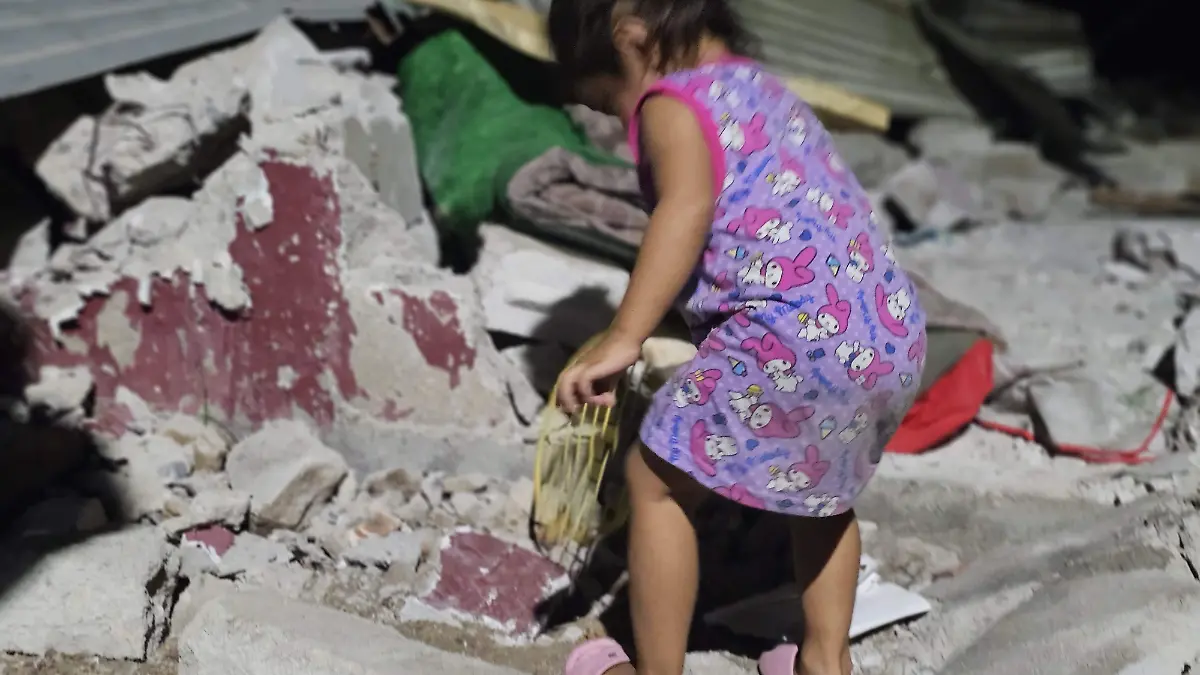 casa demolida niña jugando